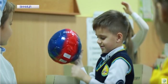 Діти дітям. Вінницькі школярі відправляють подарунки на Схід