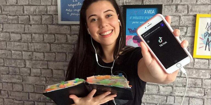 Молодая женщина обучает Библии 45 000 последователей на TikTok