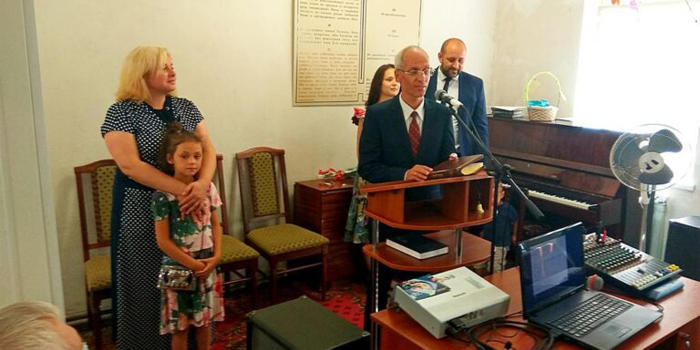В Харькове в двух общинах представили новых служителей и прощались с пастором ветераном