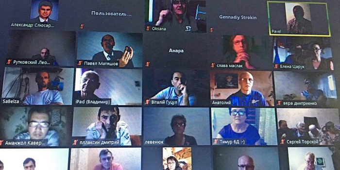 Глухие братья и сестры встретились на служении в Zoom