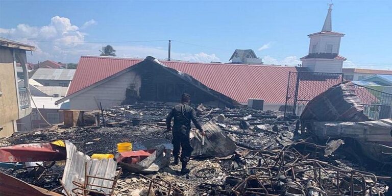 Тридцать членов адвентистской церкви потеряли свои дома после пожара на островах залива Гондураса