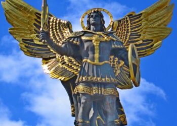 Архангел Михаїл, дракон і війна на небі